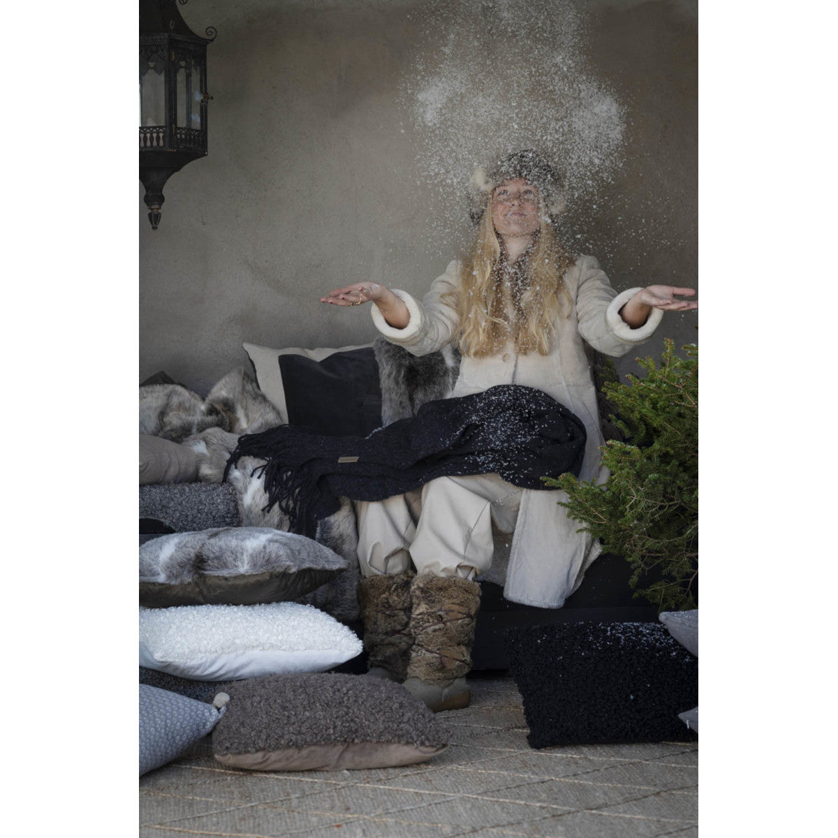 Manne Pläd Svart | Fondaco | 7340073898719 | 210303 - 111 - 85 | Maessing Interiör