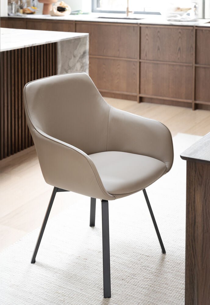 Alison Karmstol Beige läder/Svart | Rowico Home | 7340126585603 | 118147 | Maessing Interiör