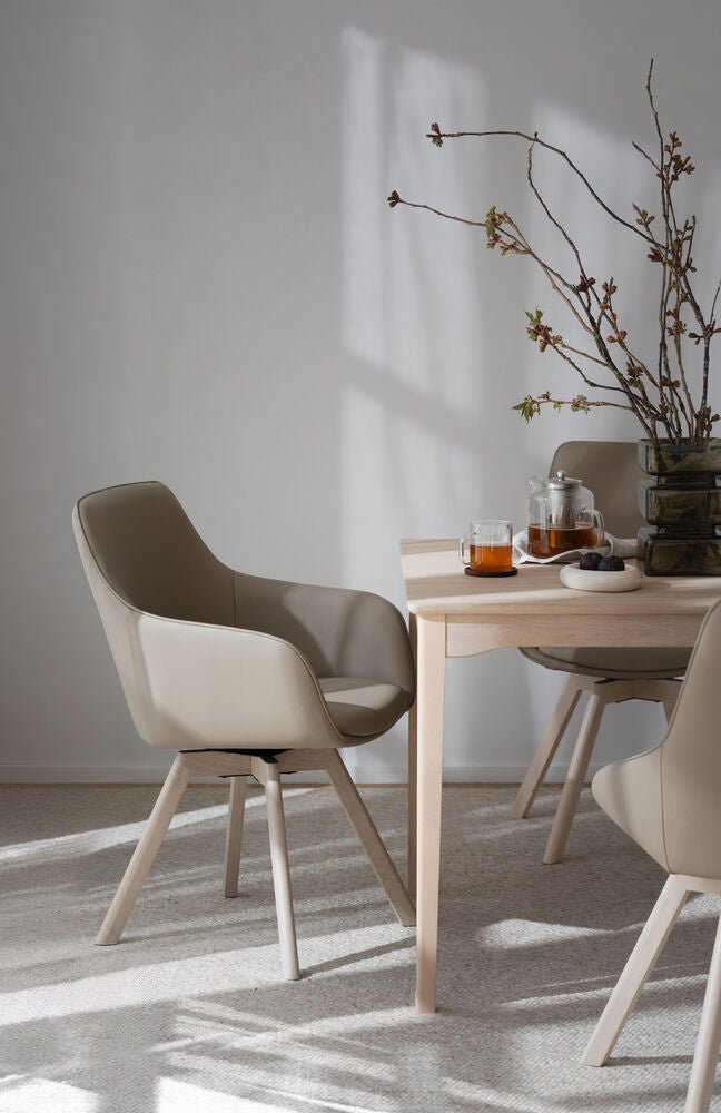 Alison Karmstol Beige läder/Vitpigmenterad Ek | Rowico Home | 7340126585580 | 118145 | Maessing Interiör
