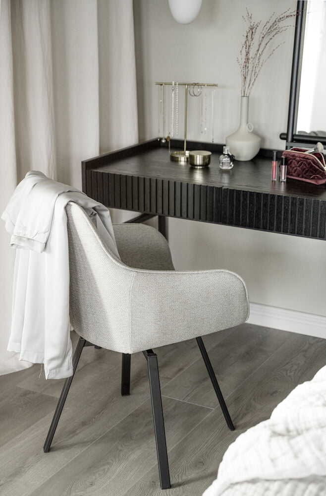 Alison Karmstol Beige/Svart | Rowico Home | 7340126585856 | 118083 | Maessing Interiör