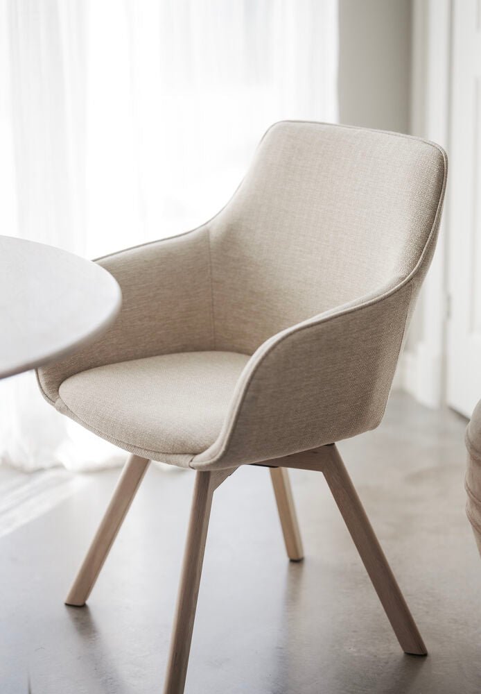 Alison Karmstol Ljusbeige/Vitpigmenterad Ek | Rowico Home | 7340126571699 | 117881 | Maessing Interiör