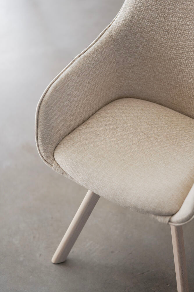 Alison Karmstol Ljusbeige/Vitpigmenterad Ek | Rowico Home | 7340126571699 | 117881 | Maessing Interiör