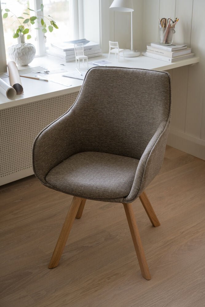 Alison Karmstol Mörkbeige/Ek | Rowico Home | 7340126571712 | 117884 | Maessing Interiör