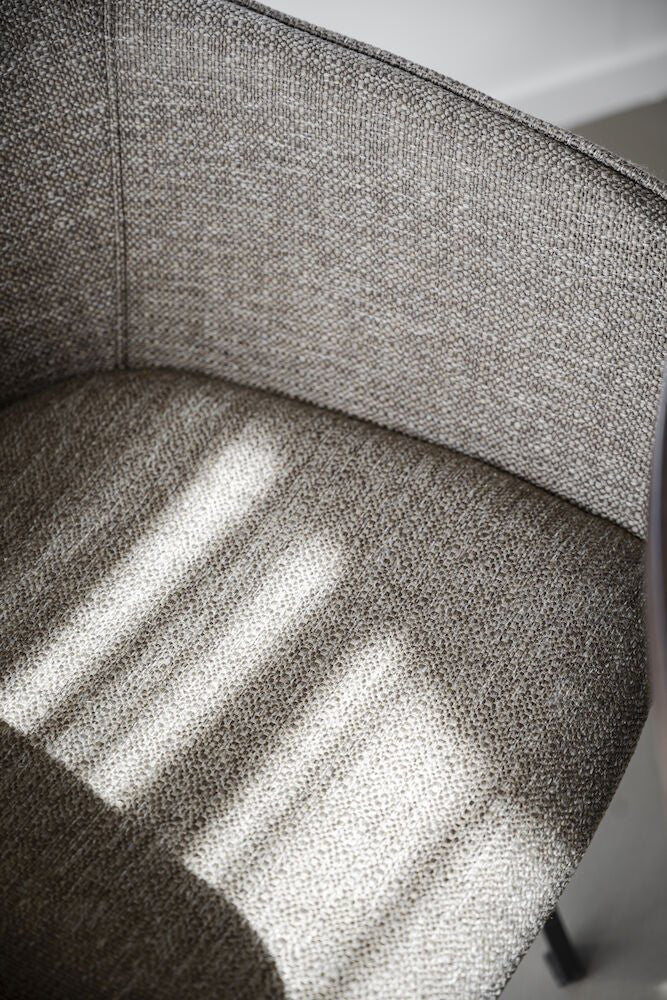 Alison Karmstol Mörkbeige/Svart | Rowico Home | 7340126585641 | 117883 | Maessing Interiör