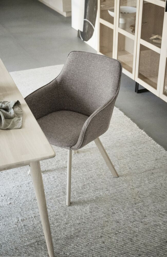 Alison Karmstol Mörkbeige/Vitpigmenterad Ek | Rowico Home | 7340126571729 | 117885 | Maessing Interiör