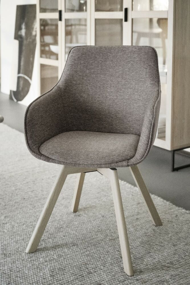 Alison Karmstol Mörkbeige/Vitpigmenterad Ek | Rowico Home | 7340126571729 | 117885 | Maessing Interiör
