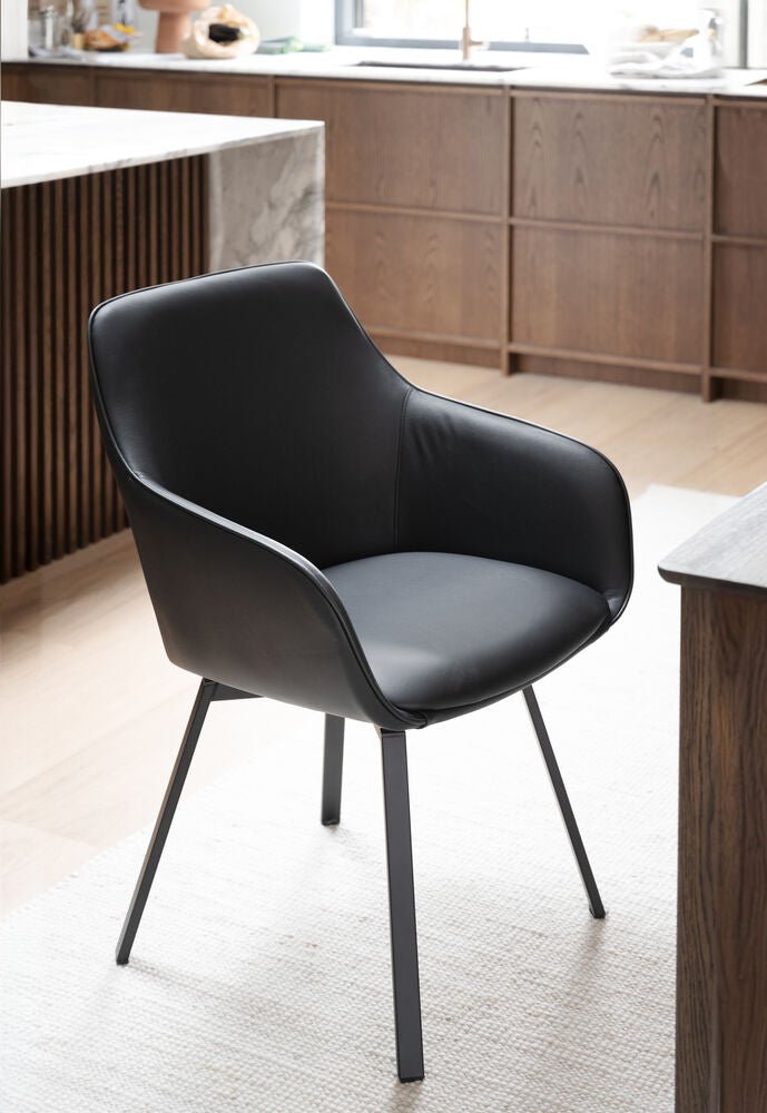Alison Karmstol Svart läder/Svart | Rowico Home | 7340126585566 | 118143 | Maessing Interiör