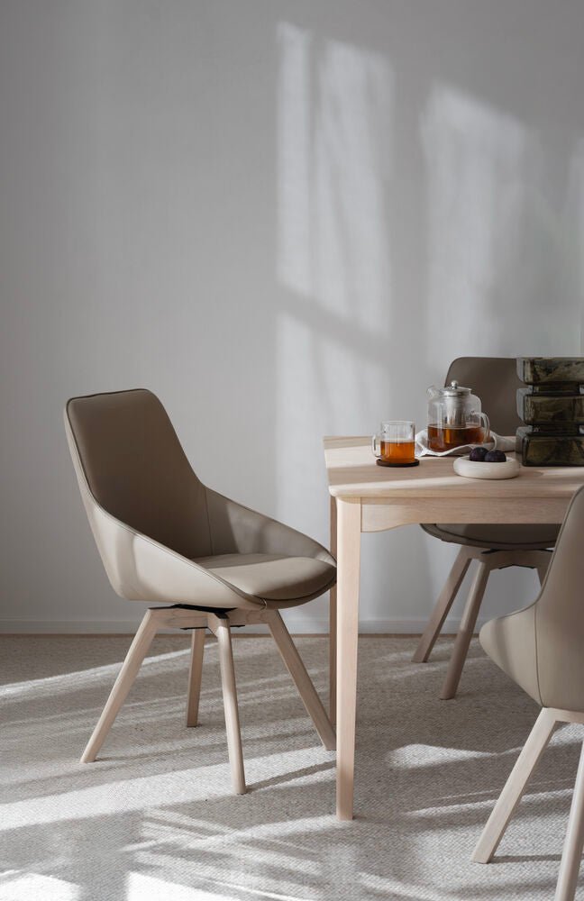 Alison Stol Beige Läder/Vitpigmenterad Ek | Rowico Home | 7340126585504 | 118135 | Maessing Interiör