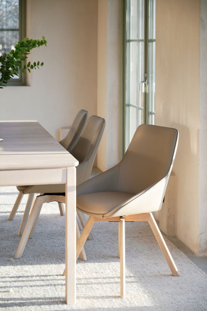 Alison Stol Beige Läder/Vitpigmenterad Ek | Rowico Home | 7340126585504 | 118135 | Maessing Interiör