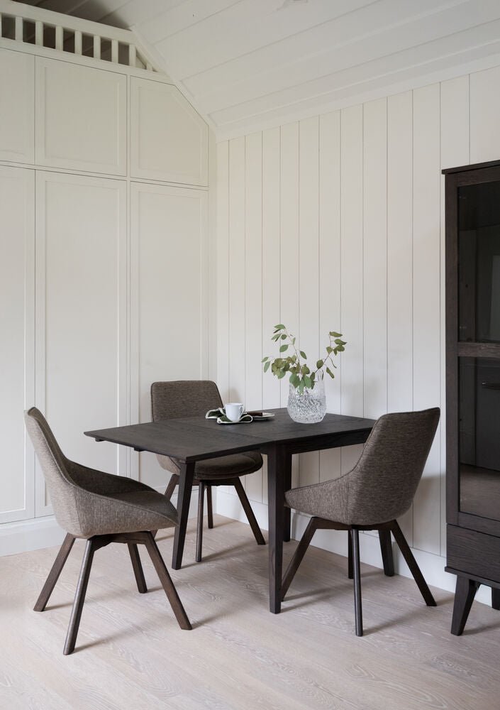 Alison Stol Mörkbeige/Brun Ek | Rowico Home | 7340126571675 | 117866 | Maessing Interiör