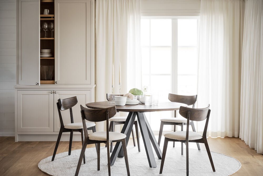 Carradale Matbord Brun Ek/Svarta V - ben Ø130 | Rowico Home | 7340126559925 | 121216 | Maessing Interiör