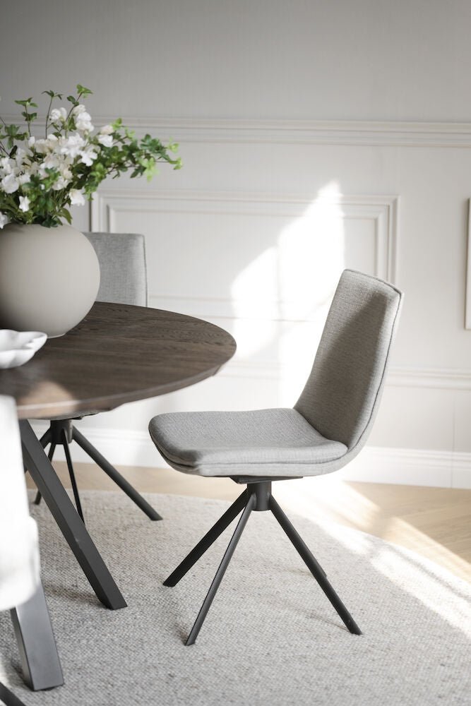 Carradale Matbord Brun Ek/Svarta V - ben Ø130 | Rowico Home | 7340126559925 | 121216 | Maessing Interiör
