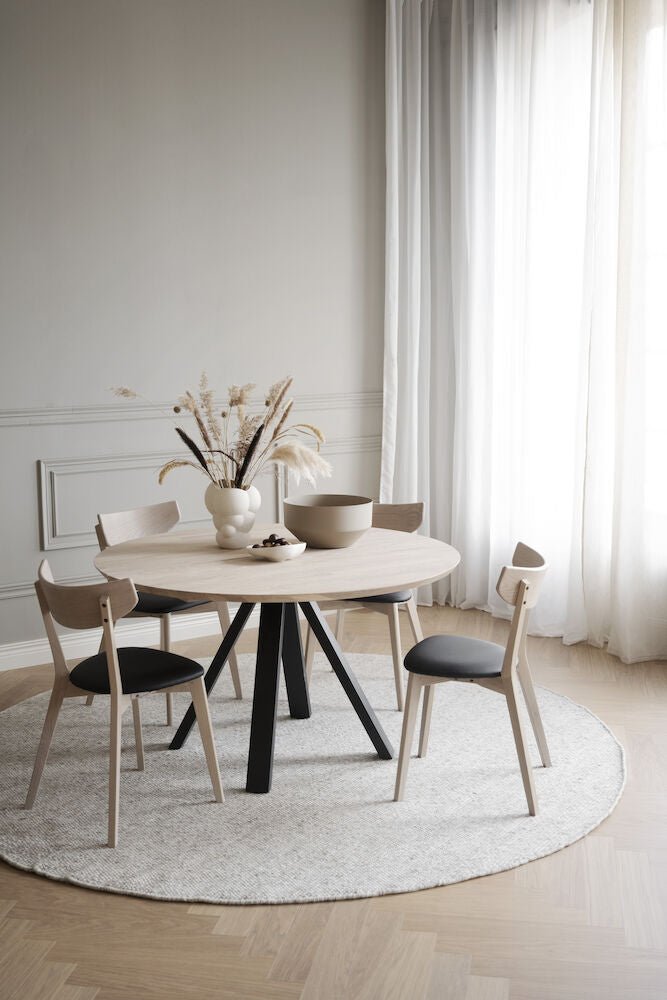 Carradale Matbord Vitpigmenterad Ek/Svarta V - ben Ø130 | Rowico Home | 7340126559895 | 121215 | Maessing Interiör
