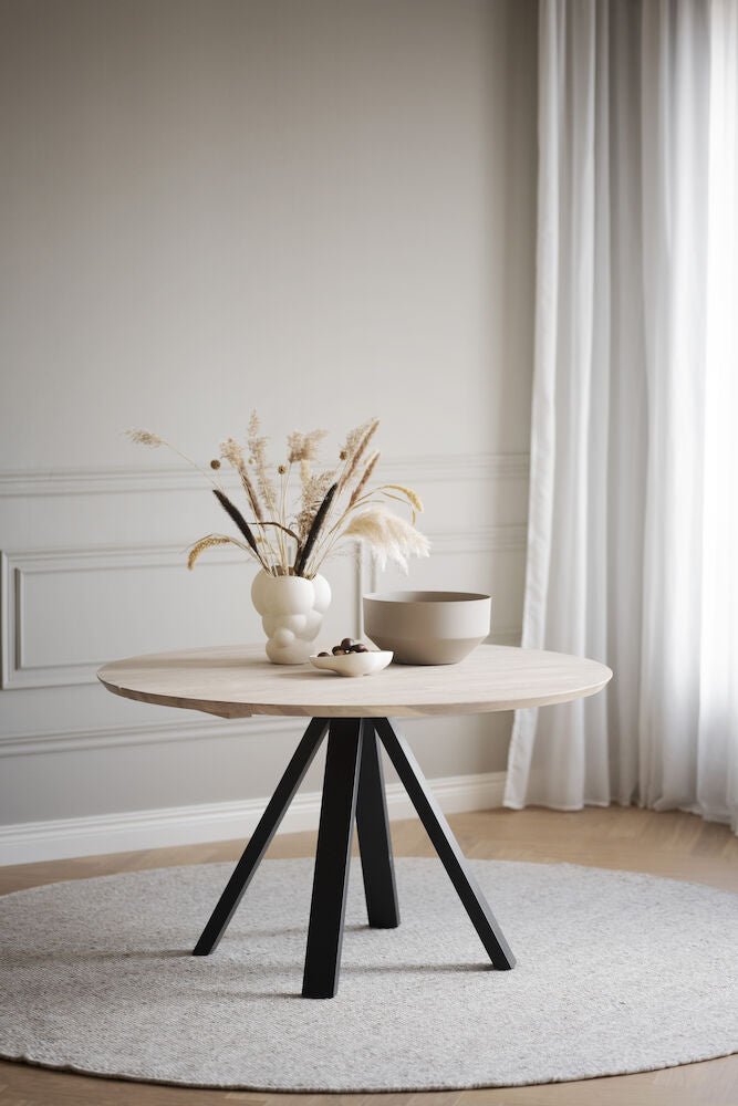 Carradale Matbord Vitpigmenterad Ek/Svarta V - ben Ø130 | Rowico Home | 7340126559895 | 121215 | Maessing Interiör