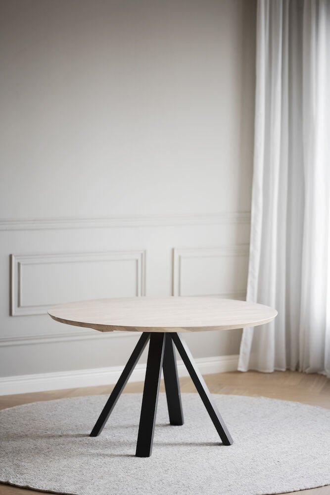 Carradale Matbord Vitpigmenterad Ek/Svarta V - ben Ø130 | Rowico Home | 7340126559895 | 121215 | Maessing Interiör