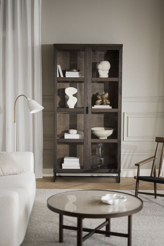 Everett Vitrinskåp Brun Ek/Svart | Rowico Home | 7340126559871 | 118794 | Maessing Interiör