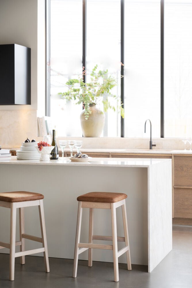 Livermore Pall Vitpigmenterad Ek/Brun Läder | Rowico Home | 7340126595251 | 149016 | Maessing Interiör