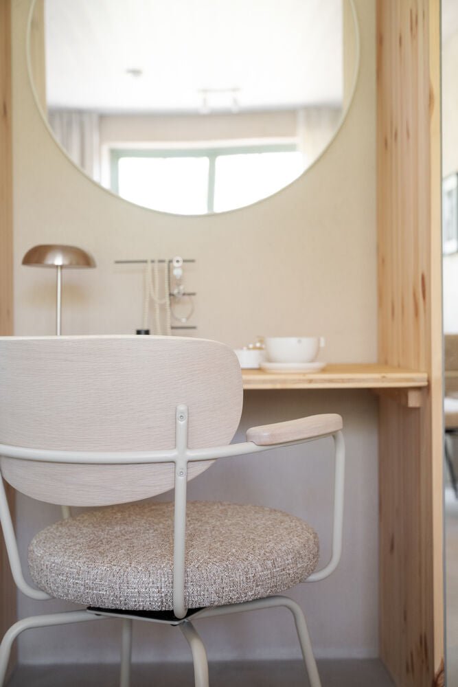 Merrick Karmstol Mörkbeige/Vitpigmenterad Ek/Beige | Rowico Home | 7340233306047 | 128310 | Maessing Interiör
