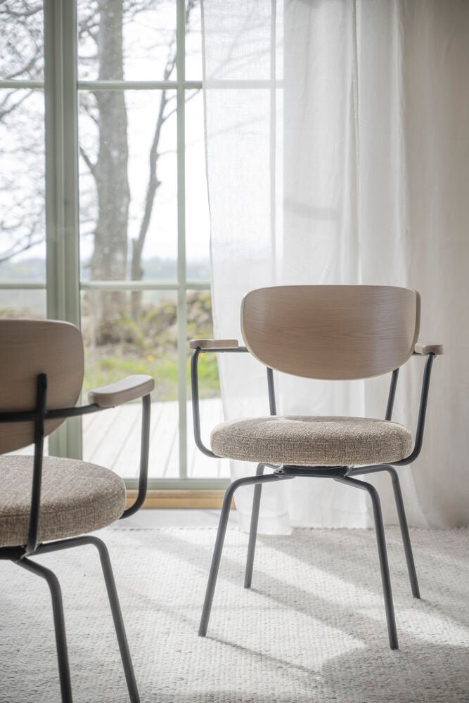 Merrick Karmstol Mörkbeige/Vitpigmenterad Ek/Svart | Rowico Home | 7340233306061 | 128320 | Maessing Interiör
