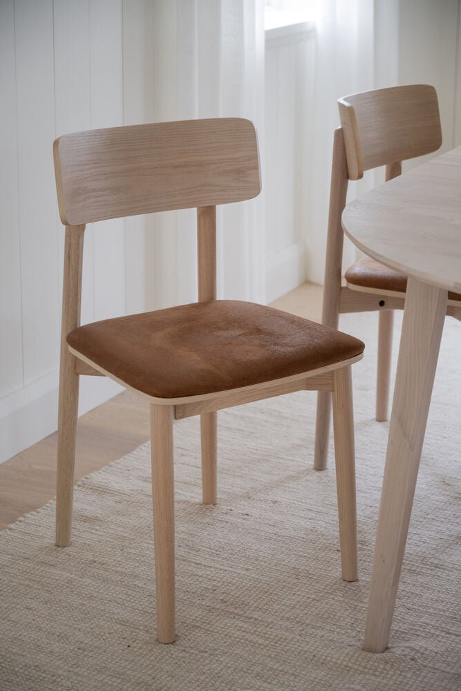 Wolcott Stol Brun/Vitpigmenterad Ek | Rowico Home | 7340126556450 | 120941 | Maessing Interiör