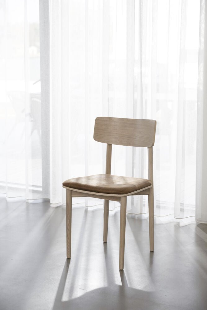 Wolcott Stol Brun/Vitpigmenterad Ek | Rowico Home | 7340126556450 | 120941 | Maessing Interiör