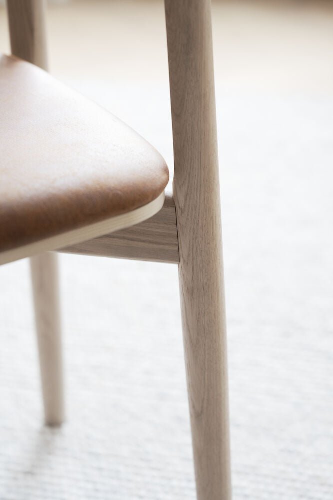 Wolcott Stol Brun/Vitpigmenterad Ek | Rowico Home | 7340126556450 | 120941 | Maessing Interiör