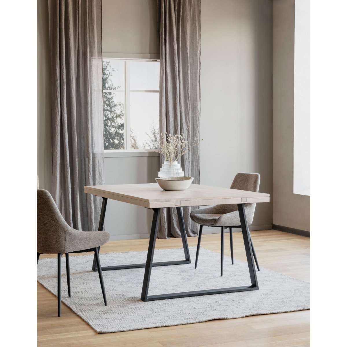 Brooklyn Matbord Vitpigmenterad/Svarta U - ben 170 | Rowico Home | 7340126547182 | 119835 | Maessing Interiör