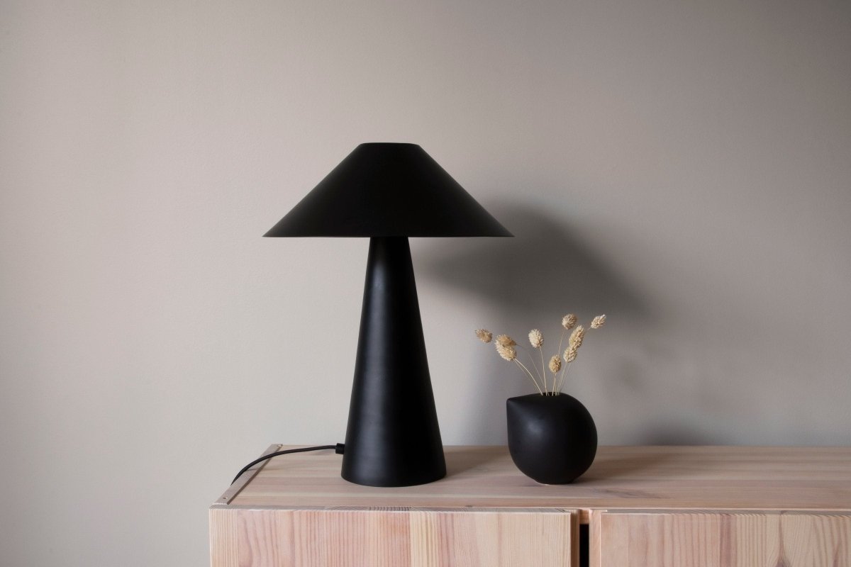 Cannes Bordslampa Svart | Globen Lighting | 7319434234114 | 423411 | Maessing Interiör