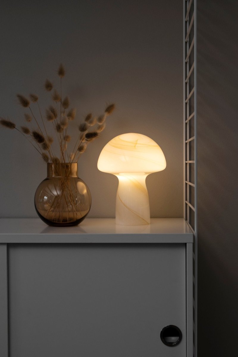 Fungo 16 Bordslampa Beige | Globen Lighting | 7319436114025 | 611402 | Maessing Interiör