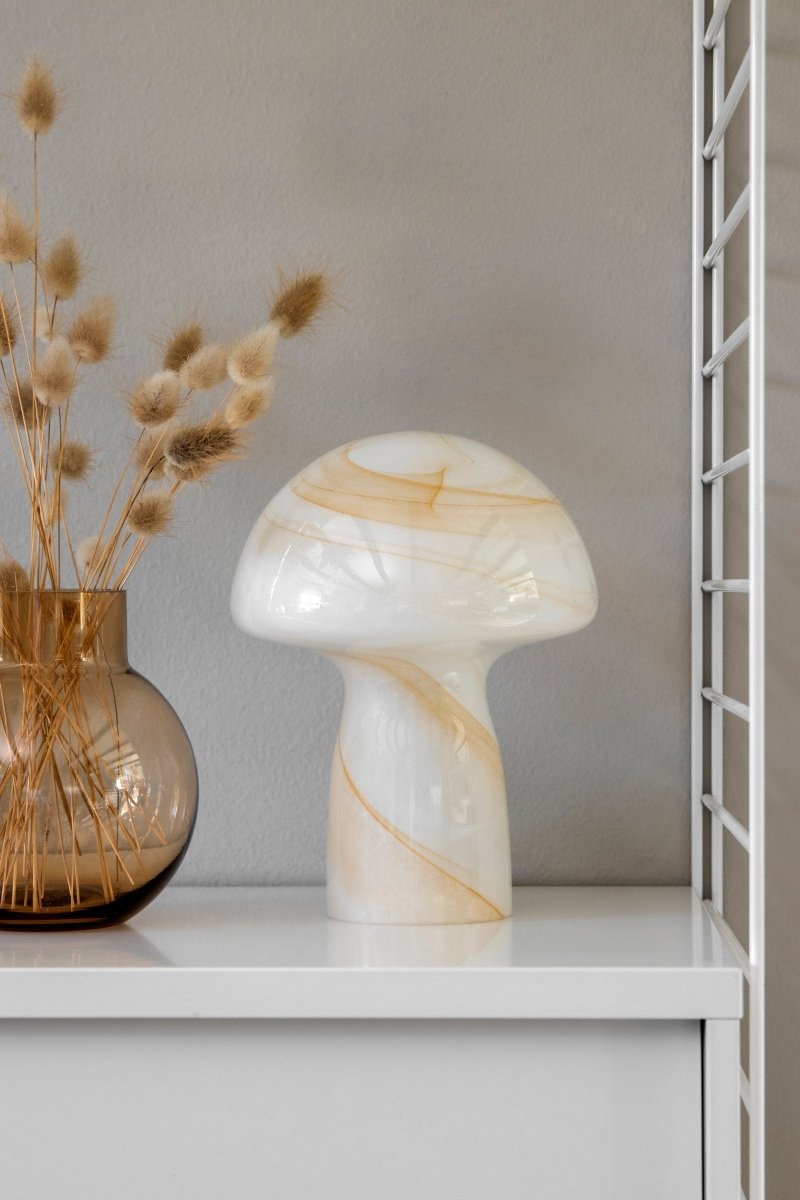 Fungo 16 Bordslampa Beige | Globen Lighting | 7319436114025 | 611402 | Maessing Interiör
