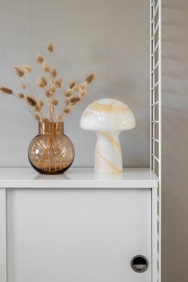 Fungo 16 Bordslampa Beige | Globen Lighting | 7319436114025 | 611402 | Maessing Interiör