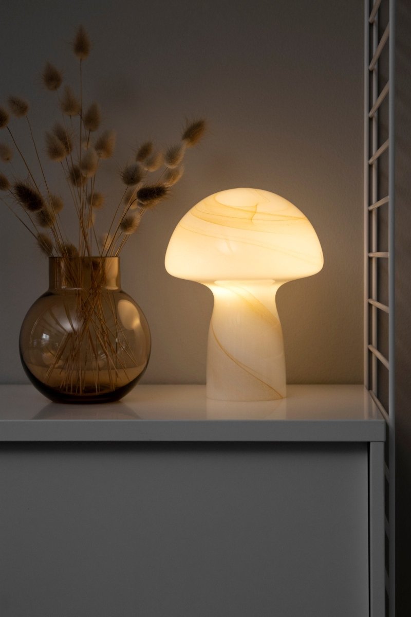 Fungo 16 Bordslampa Beige | Globen Lighting | 7319436114025 | 611402 | Maessing Interiör