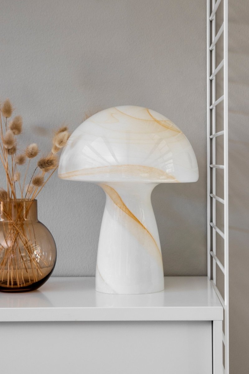 Fungo 22 Bordslampa Beige | Globen Lighting | 7319436214022 | 621402 | Maessing Interiör