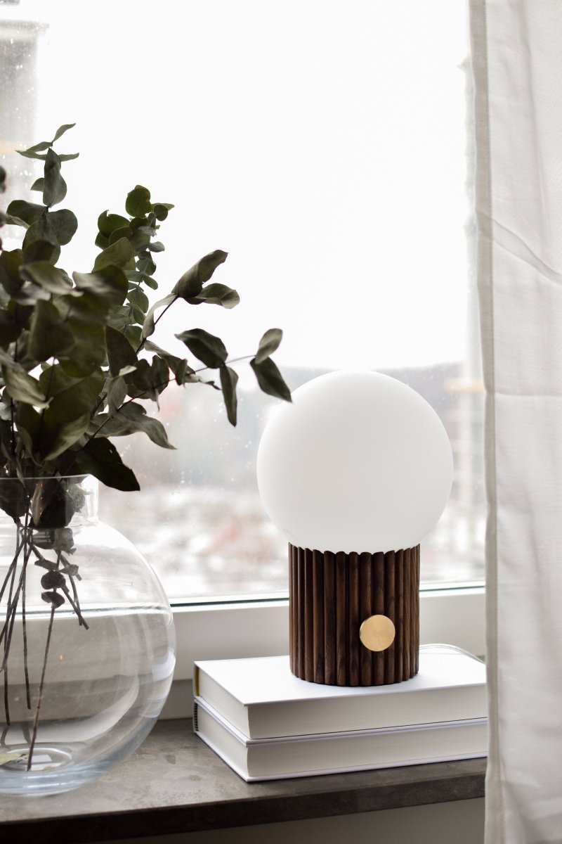 Hubble 15 Bordslampa Valnöt | Globen Lighting | 7319431135063 | 113506 | Maessing Interiör