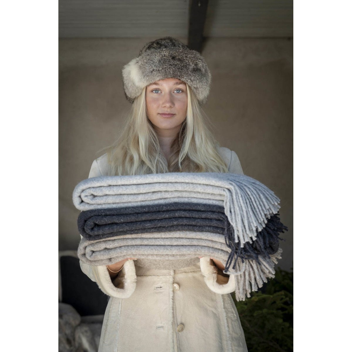 Manne Pläd Mörkgrå | Fondaco | 7340073903697 | 210303 - 111 - 86 | Maessing Interiör