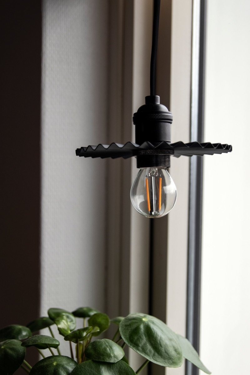 Omega Taklampa 15 Svart | Globen Lighting | 7319432410114 | 241011 | Maessing Interiör