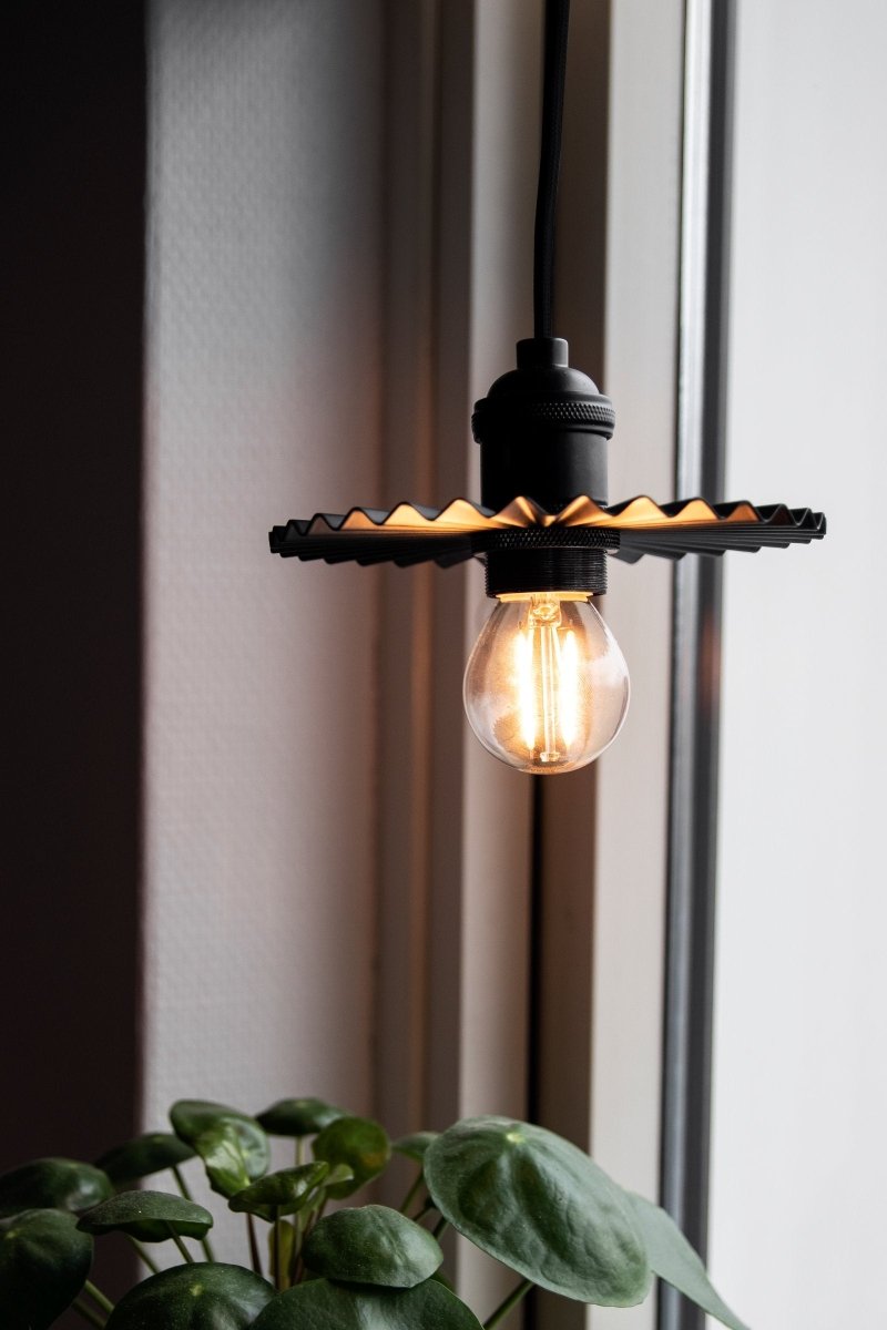 Omega Taklampa 15 Svart | Globen Lighting | 7319432410114 | 241011 | Maessing Interiör