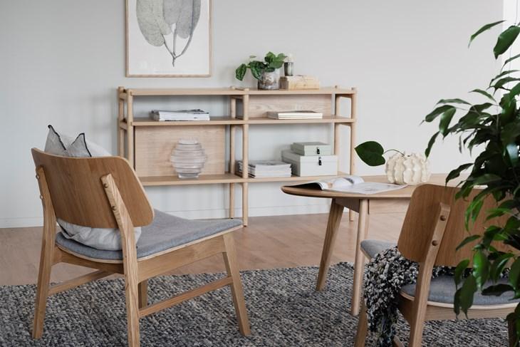 Avlastningsbord i lackad ek och skandinavisk stil.