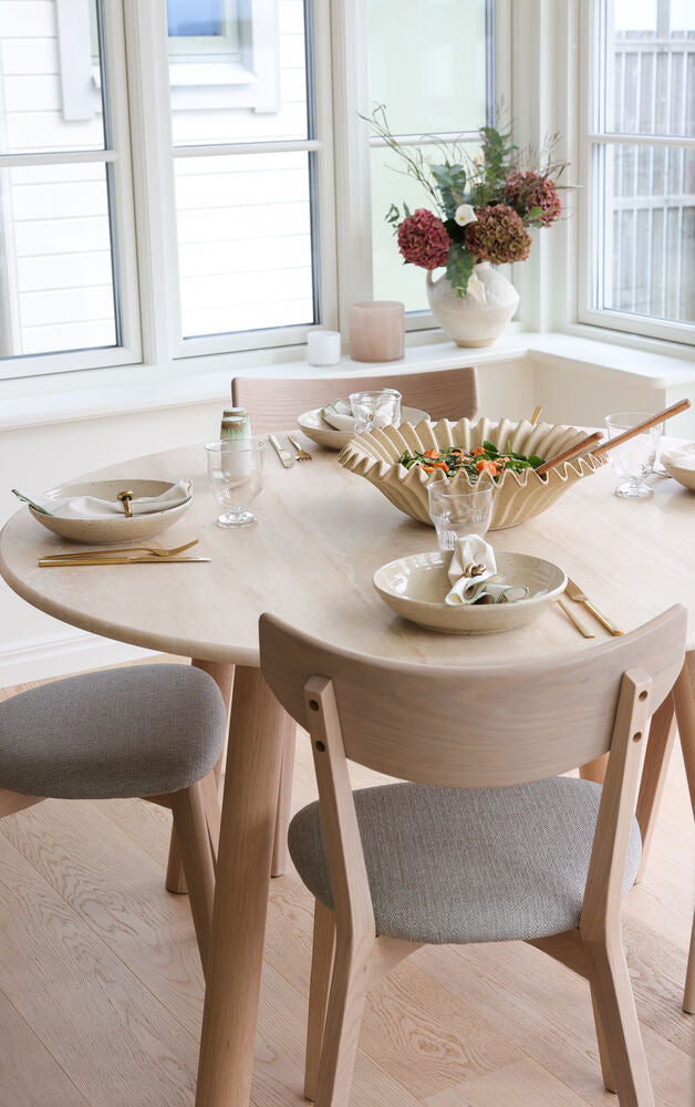 Taransay Matbord Beige Travertin/Vitpigmenterad Ek Ø125 | Rowico Home | 7340126555811 | 120830 | Maessing Interiör