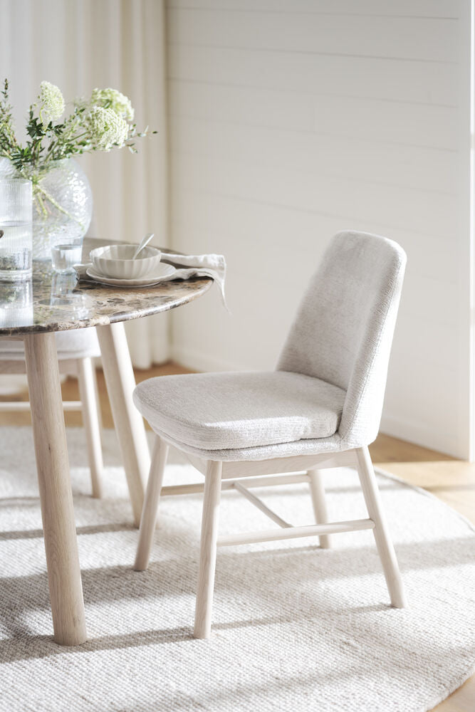 Taransay Matbord Brun Marmor/Vitpigmenterad Ek Ø125 | Rowico Home | 7340126557204 | 120862 | Maessing Interiör