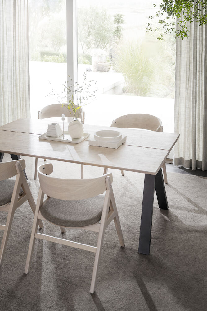 Carradale Matbord Vitpigmenterad Ek/Svarta V - ben 170 | Rowico Home | 7340126556245 | 120880 | Maessing Interiör