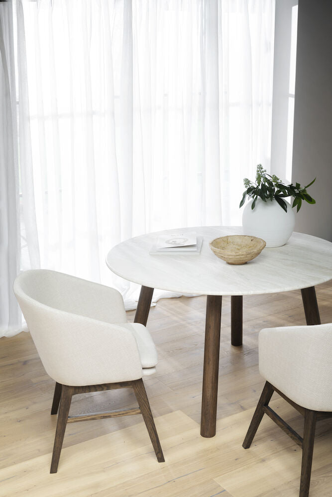 Taransay Matbord Beige Travertin/Brun Ek Ø125 | Rowico Home | 7340126555828 | 120831 | Maessing Interiör
