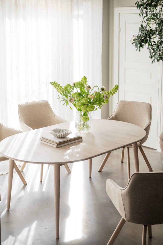 Alison Karmstol Ljusbeige/Vitpigmenterad Ek | Rowico Home | 7340126571699 | 117881 | Maessing Interiör