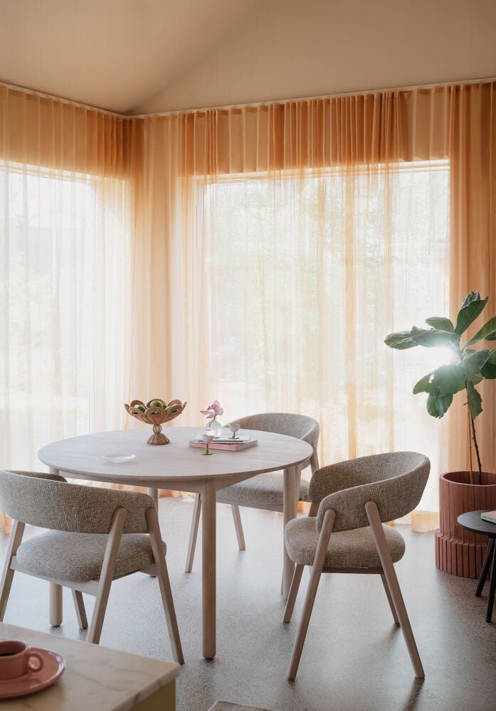 Barnaby Karmstol Mörkbeige/Vitpigmenterad Ek | Rowico Home | 7340233305859 | 120165 | Maessing Interiör