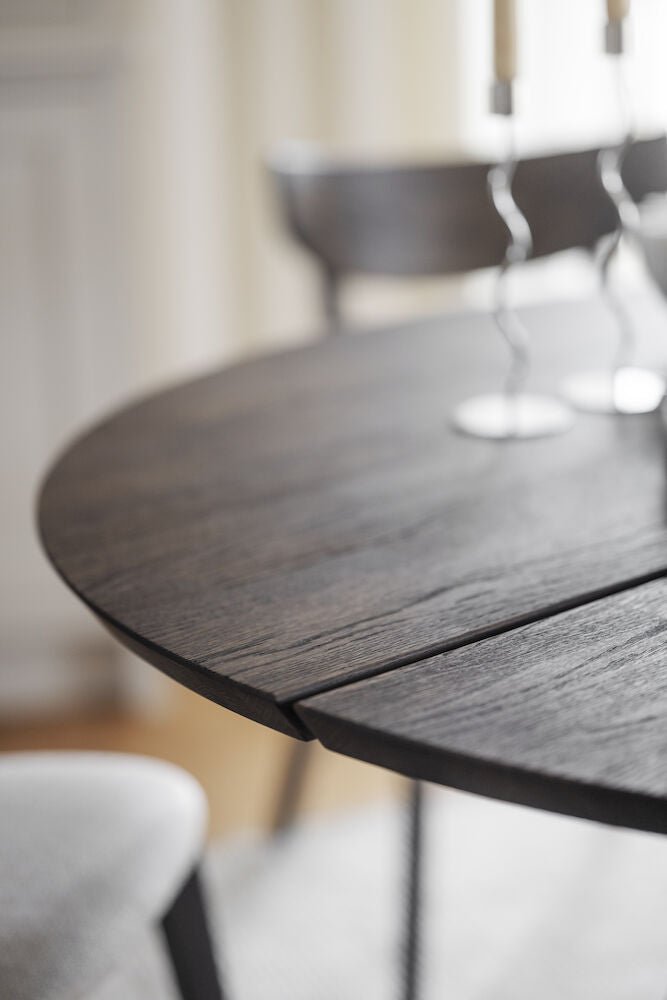 Carradale Matbord Brun Ek/Svarta V - ben Ø130 | Rowico Home | 7340126559925 | 121216 | Maessing Interiör