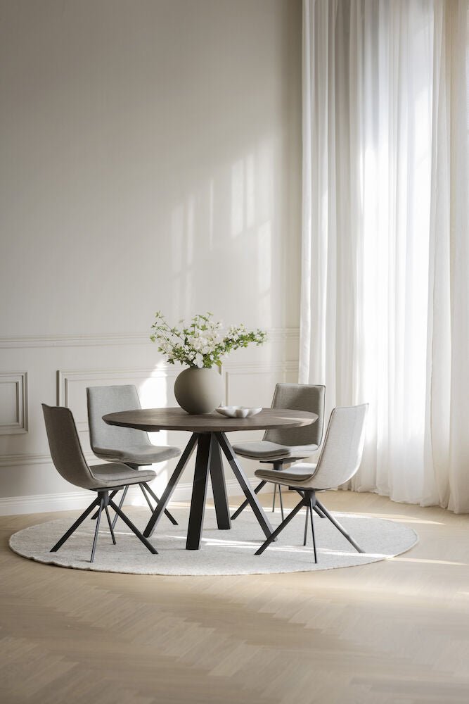 Carradale Matbord Brun Ek/Svarta V - ben Ø130 | Rowico Home | 7340126559925 | 121216 | Maessing Interiör