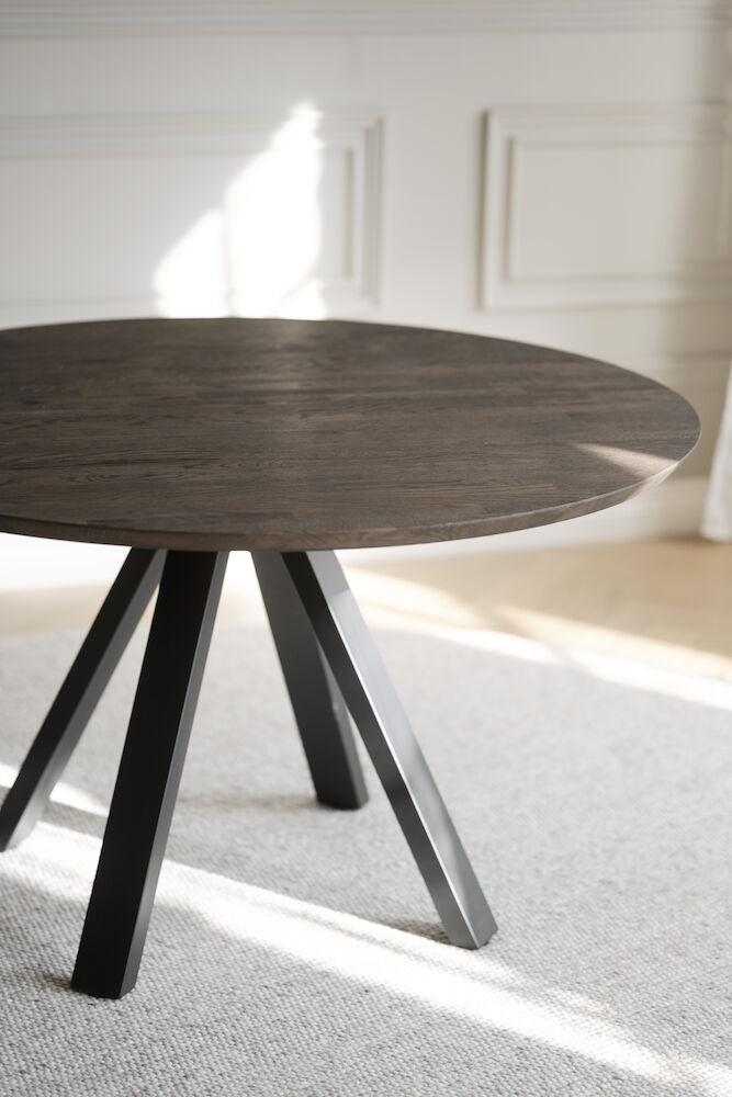 Carradale Matbord Brun Ek/Svarta V - ben Ø130 | Rowico Home | 7340126559925 | 121216 | Maessing Interiör