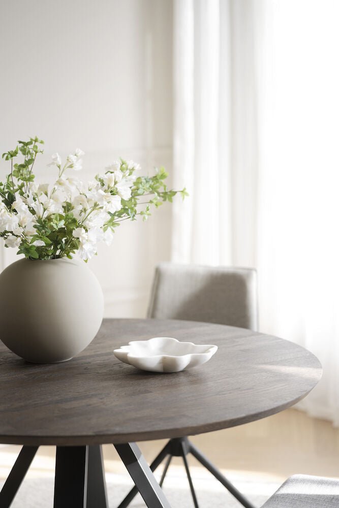Carradale Matbord Brun Ek/Svarta V - ben Ø130 | Rowico Home | 7340126559925 | 121216 | Maessing Interiör