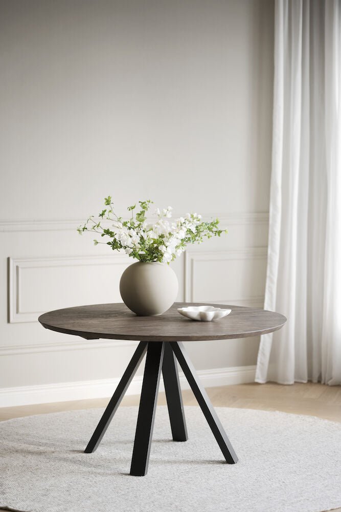 Carradale Matbord Brun Ek/Svarta V - ben Ø130 | Rowico Home | 7340126559925 | 121216 | Maessing Interiör