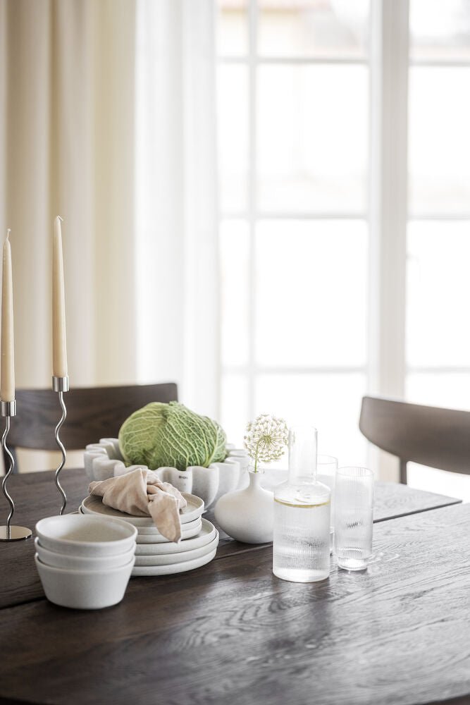 Carradale Matbord Brun Ek/Svarta V - ben Ø130 | Rowico Home | 7340126559925 | 121216 | Maessing Interiör